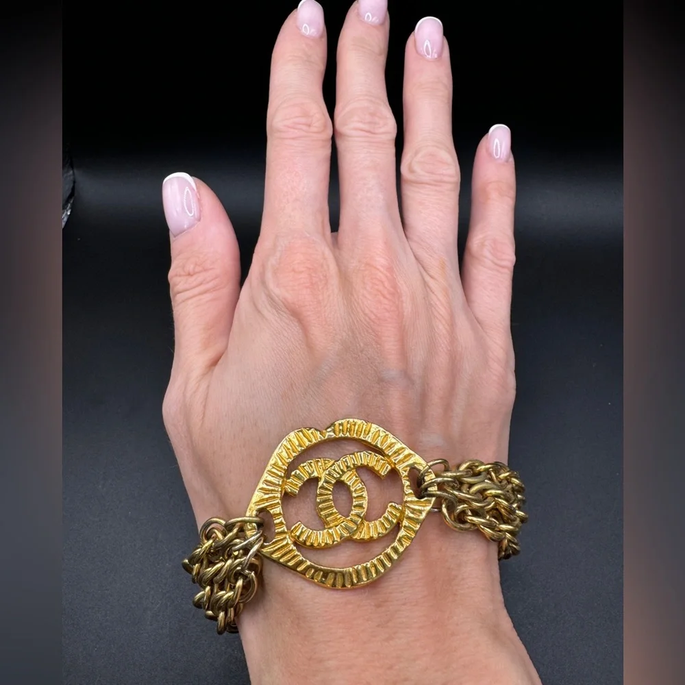 LOT 1556 24K gold plated CHANEL vintage bracelet
